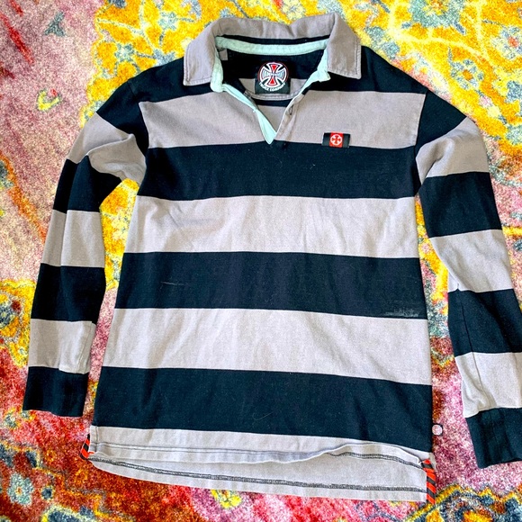 🛹🖤Independent rugby shirt size M missing one button reflected in price . - Picture 2 of 2